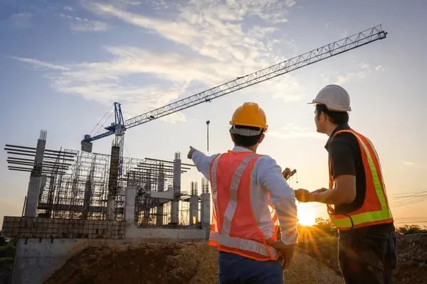 team-construction-engineers-talks-managers-600nw-2146897235